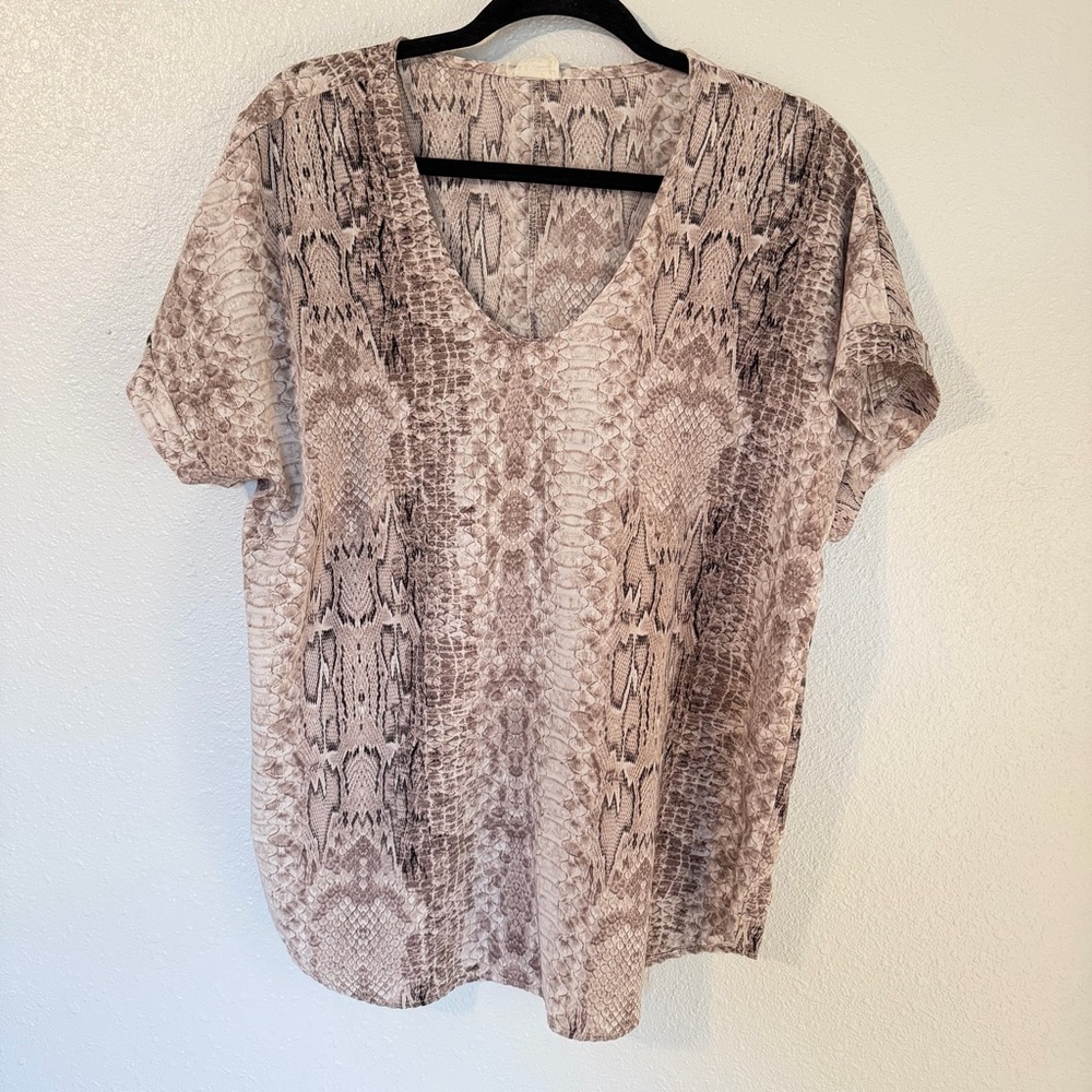143 Story Snakeskin Print Top Large Made USA V Neck Neutral Boho Chic Blouse